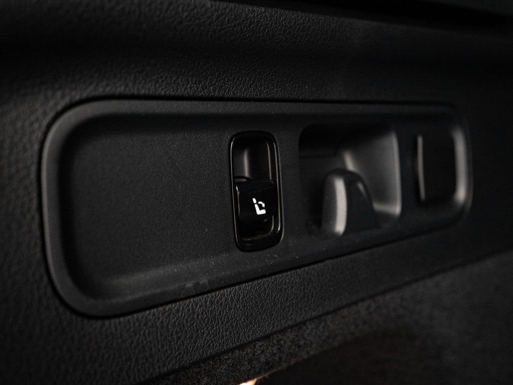 Used 2024 Mercedes-Benz GLC 300 4MATIC w/ AMG Line image 23