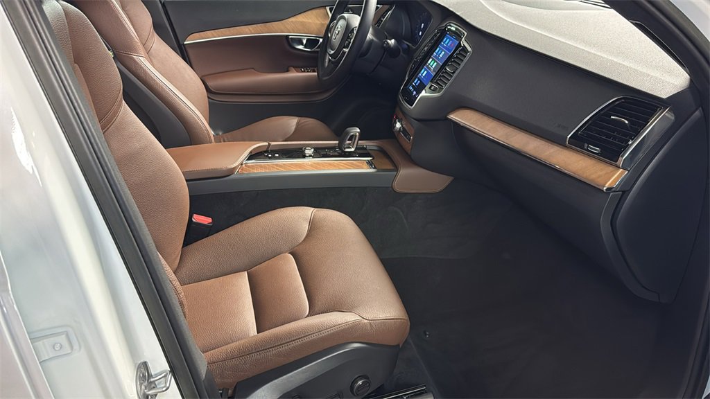 Used 2023 Volvo XC90 B6 Plus image 9