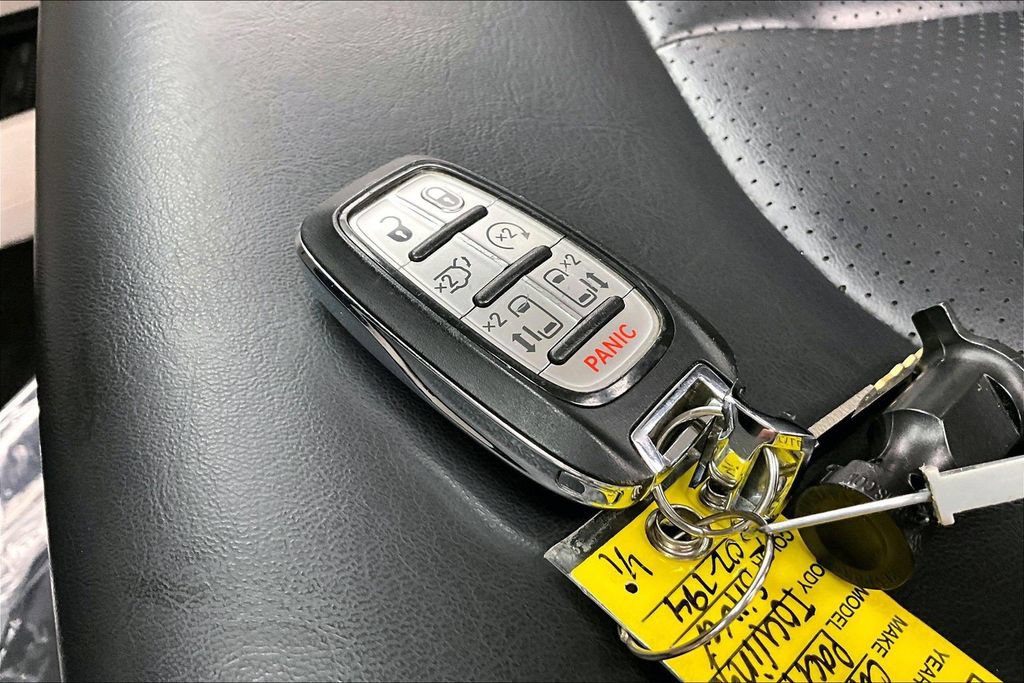 Used 2023 Chrysler Pacifica Touring-L FWD image 11
