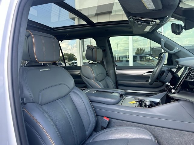 Used 2023 Jeep Grand Wagoneer Series II image 3