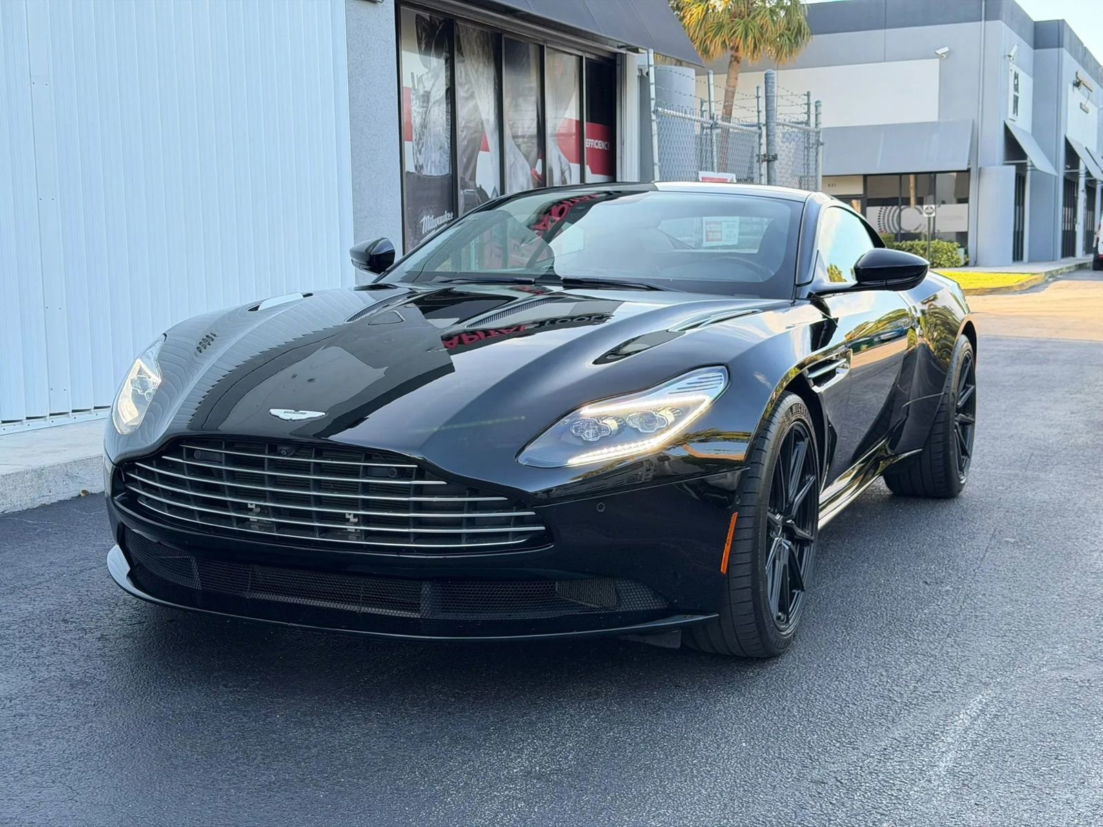 Used 2018 Aston Martin DB11 V12 RWD image 3