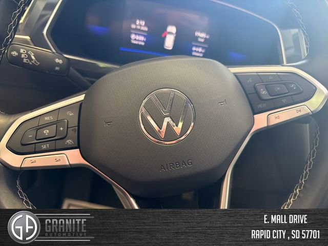 Used 2024 Volkswagen Tiguan SE w/ Panoramic Sunroof Package image 32