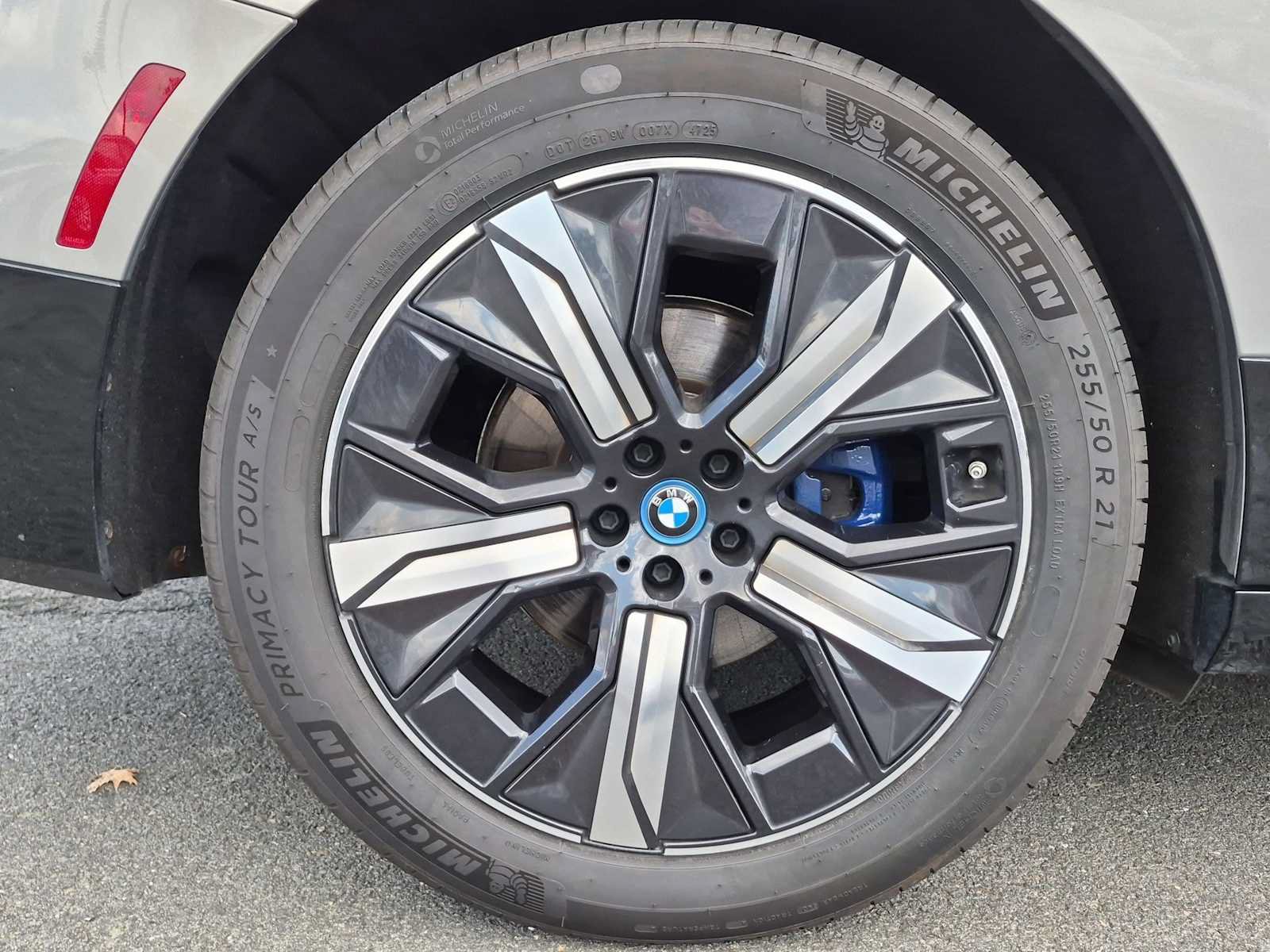 Used 2024 BMW iX xDrive50 w/ Sport Package AWD/4WD image 14