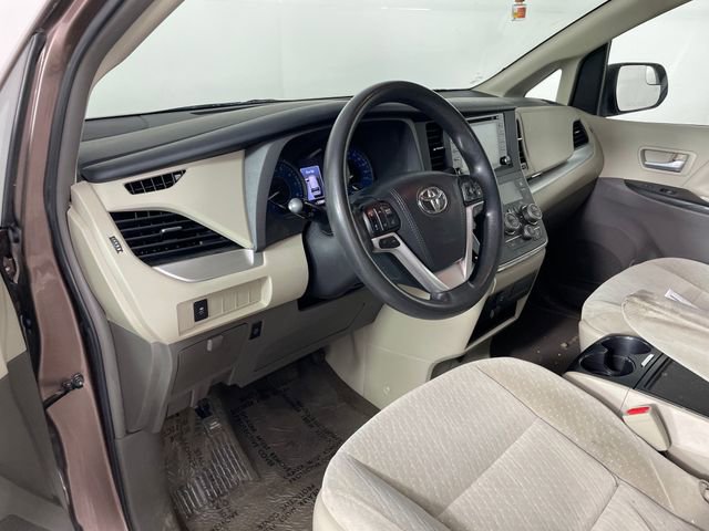 Used 2018 Toyota Sienna LE image 3
