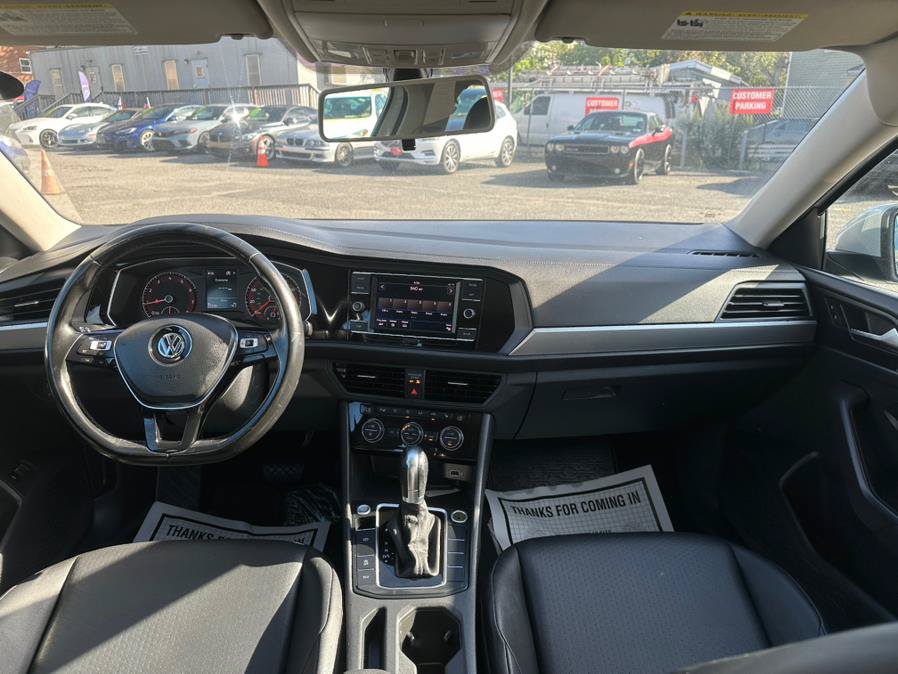 Used 2019 Volkswagen Jetta SE w/ Cold Weather Package FWD image 17