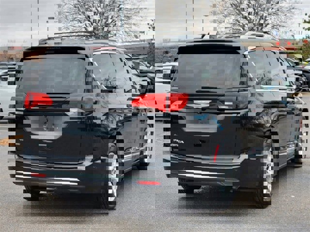 Used 2019 Chrysler Pacifica Touring-L w/ Advanced Safetytec Group image 3