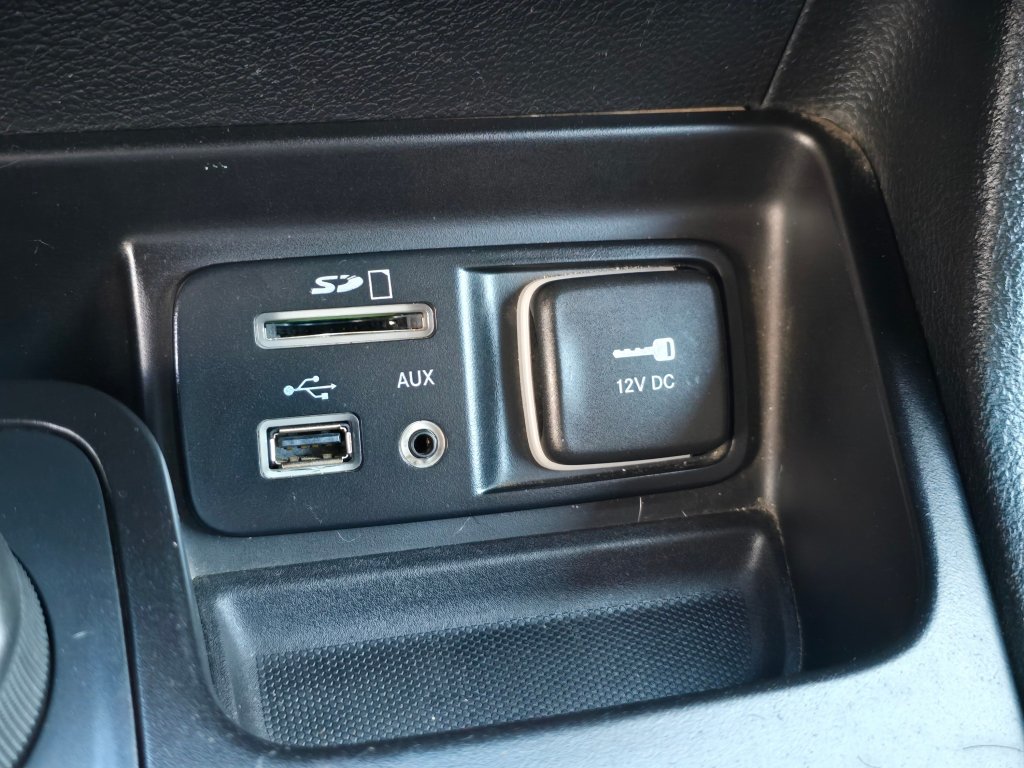 Used 2018 Jeep Cherokee Latitude Plus AWD/4WD image 10