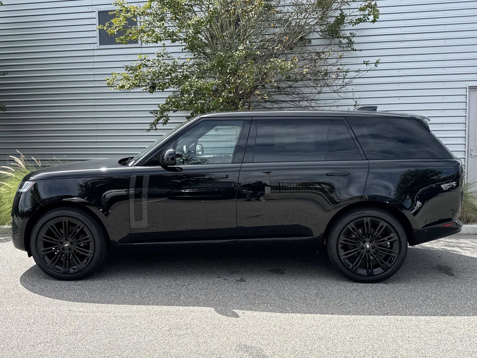 New 2025 Land Rover Range Rover Long Wheelbase SE image 2