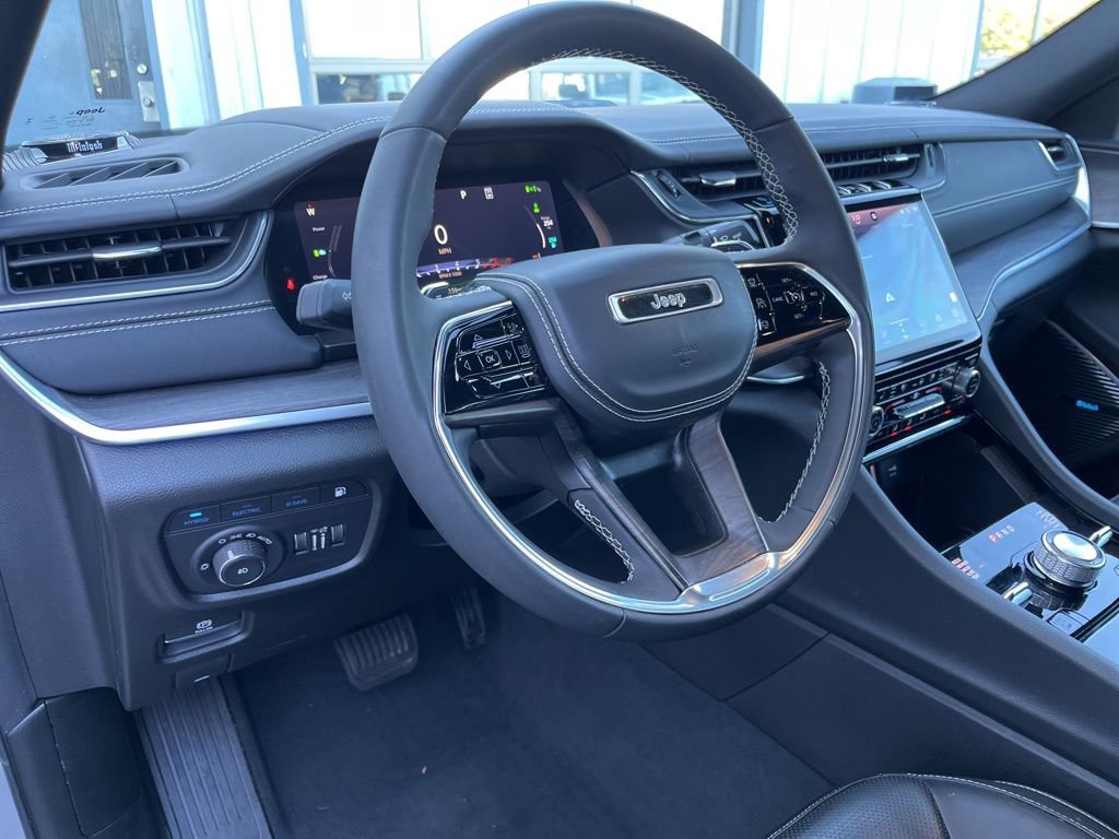 Used 2023 Jeep Grand Cherokee Overland image 3