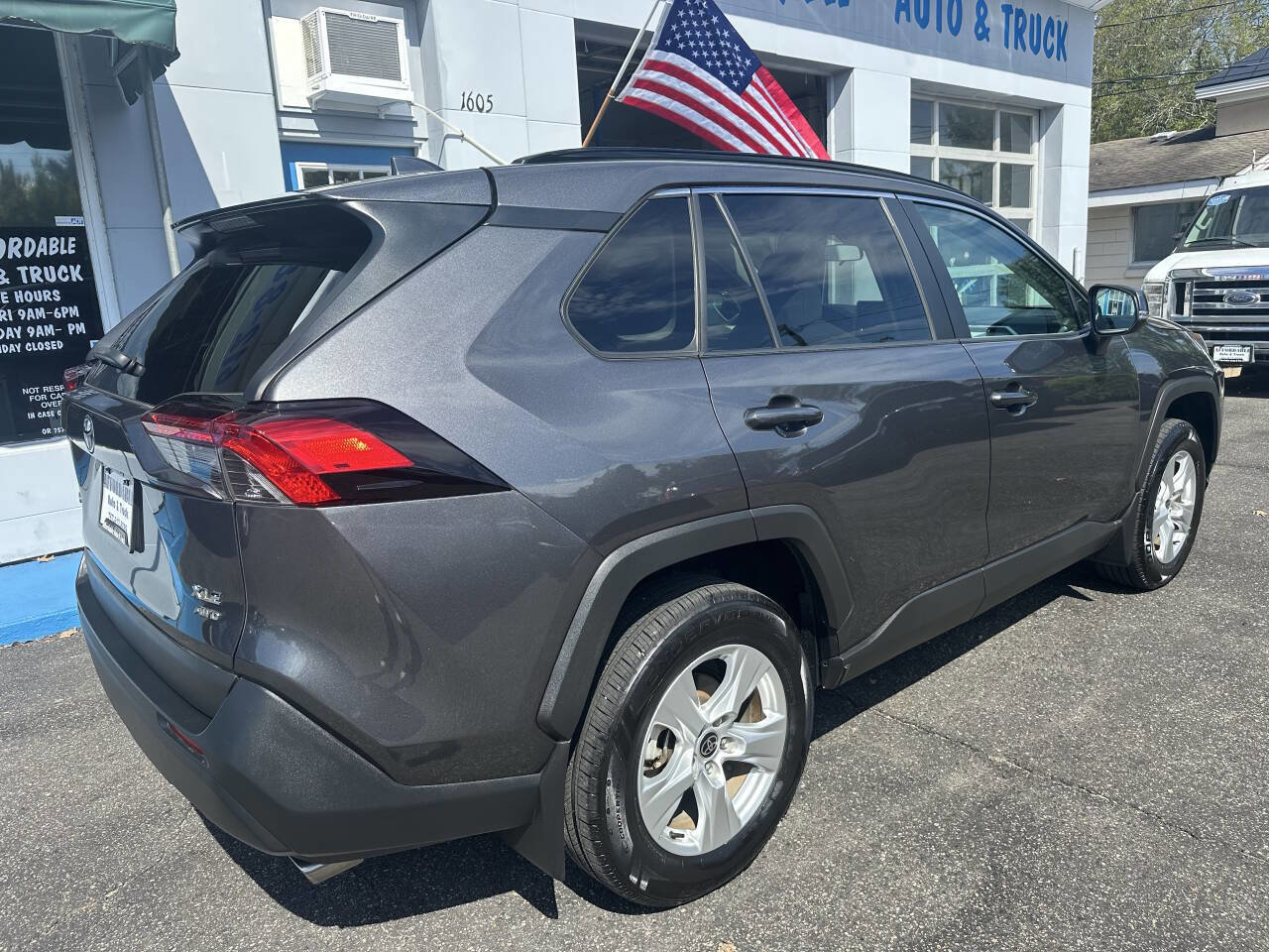 Used 2021 Toyota RAV4 XLE w/ Convenience Package image 8