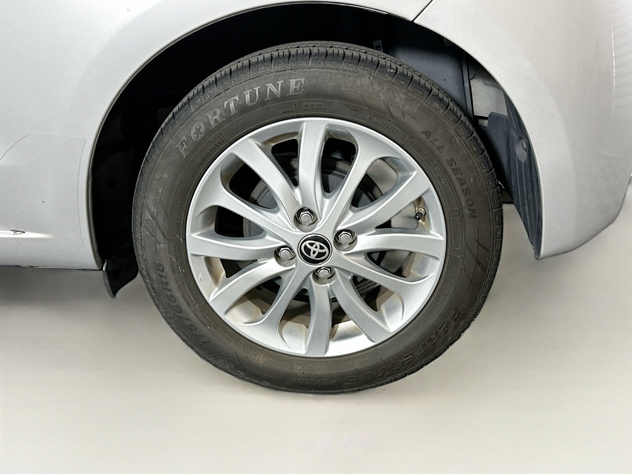Used 2018 Toyota Yaris LE w/ Carpet Mat Package FWD image 11