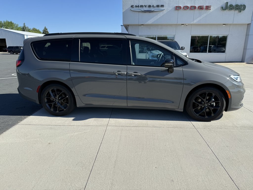 Used 2025 Chrysler Pacifica Limited FWD image 9