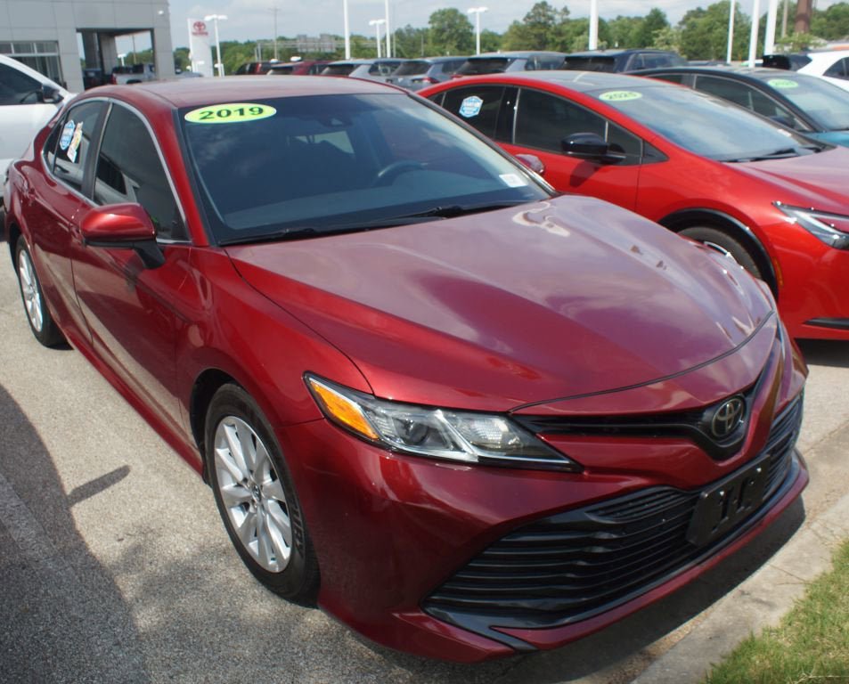 Used 2019 Toyota Camry LE FWD image 1