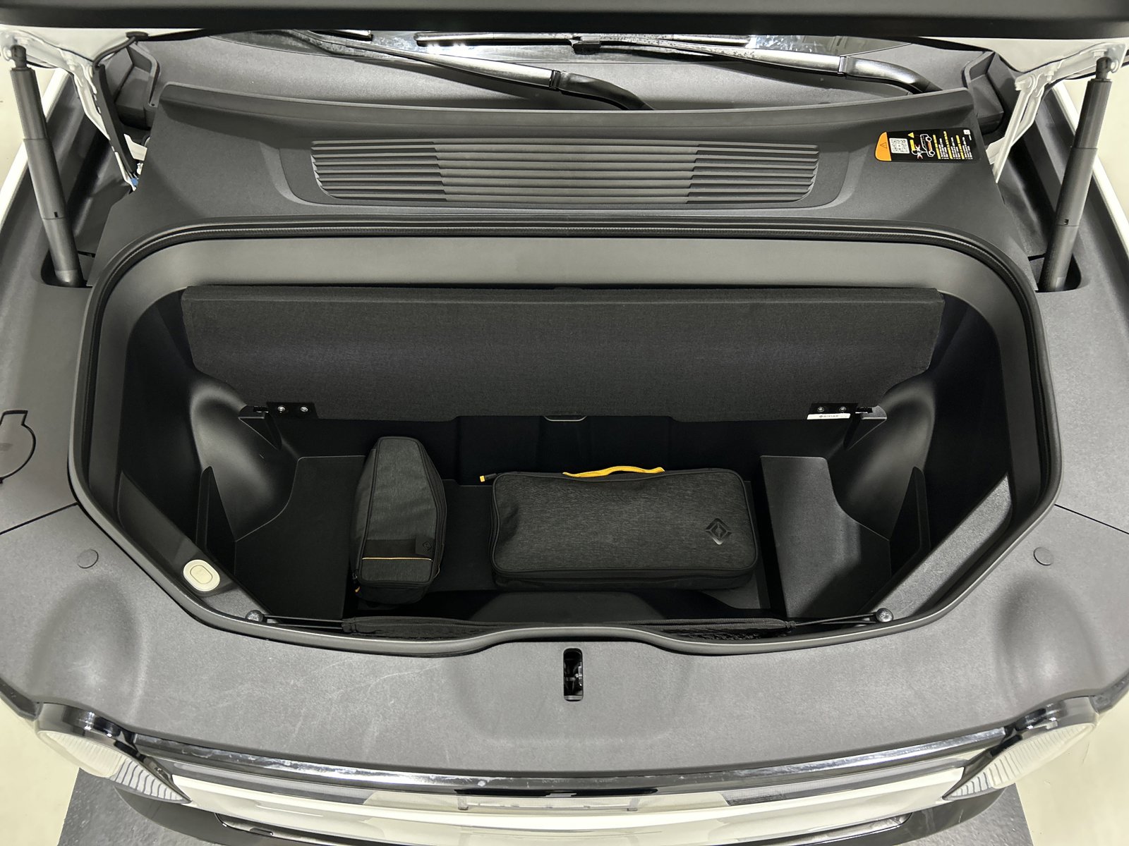 Used 2024 Rivian R1S Adventure image 14