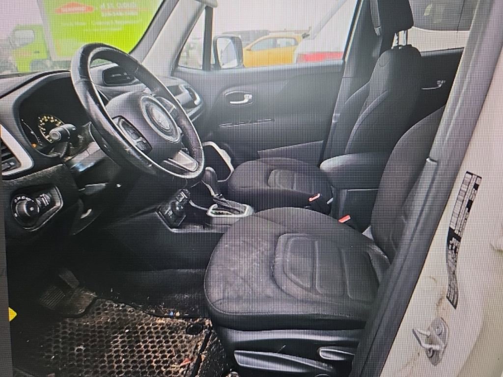 Used 2019 Jeep Renegade Latitude w/ Cold Weather Group image 5