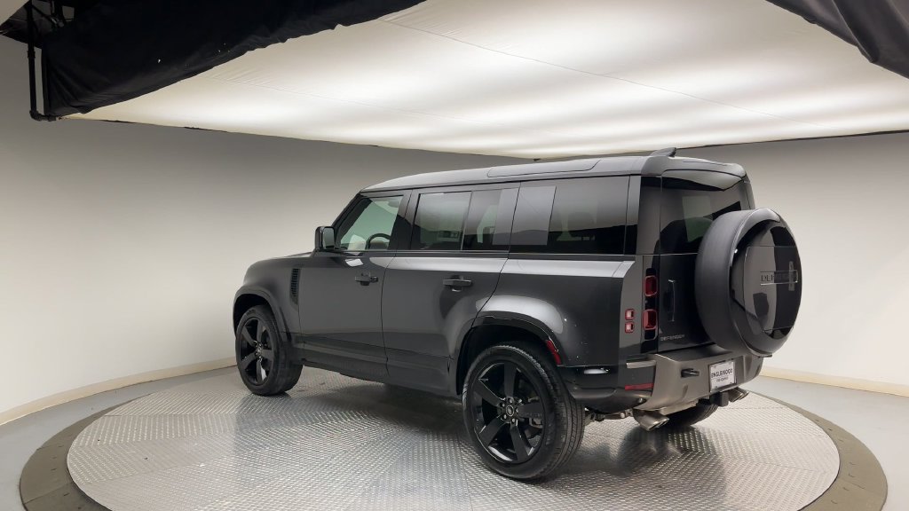 Used 2025 Land Rover Defender 110 X-Dynamic SE AWD/4WD image 4