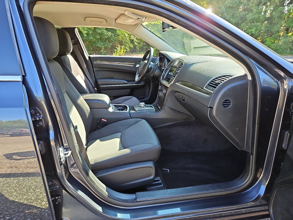 Used 2018 Chrysler 300 Touring image 11