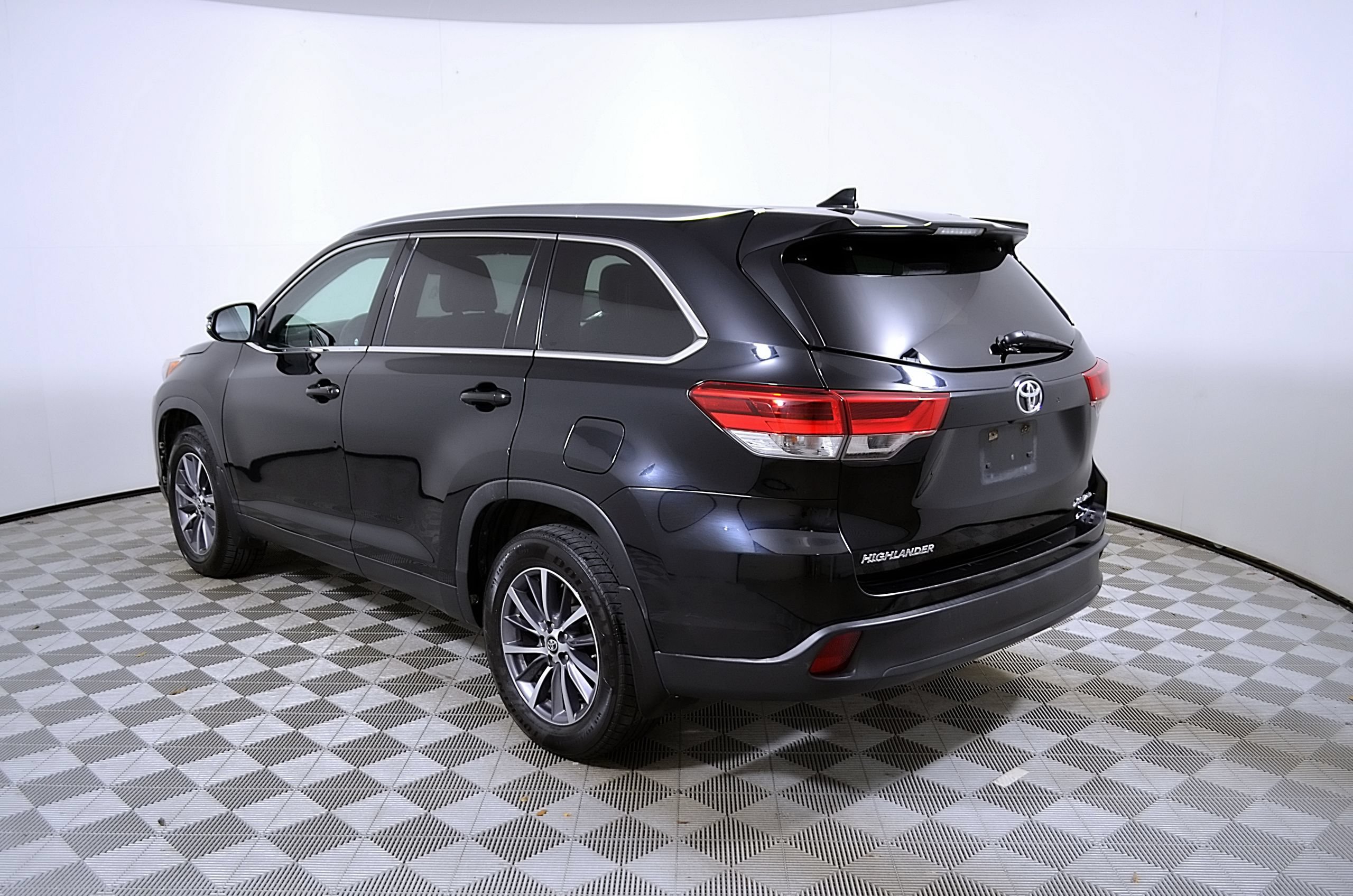 Used 2019 Toyota Highlander XLE AWD/4WD image 9