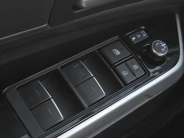 Used 2025 Toyota Sienna Limited image 28