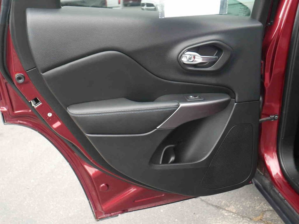 Used 2019 Jeep Cherokee Latitude w/ Popular Appearance Group image 12