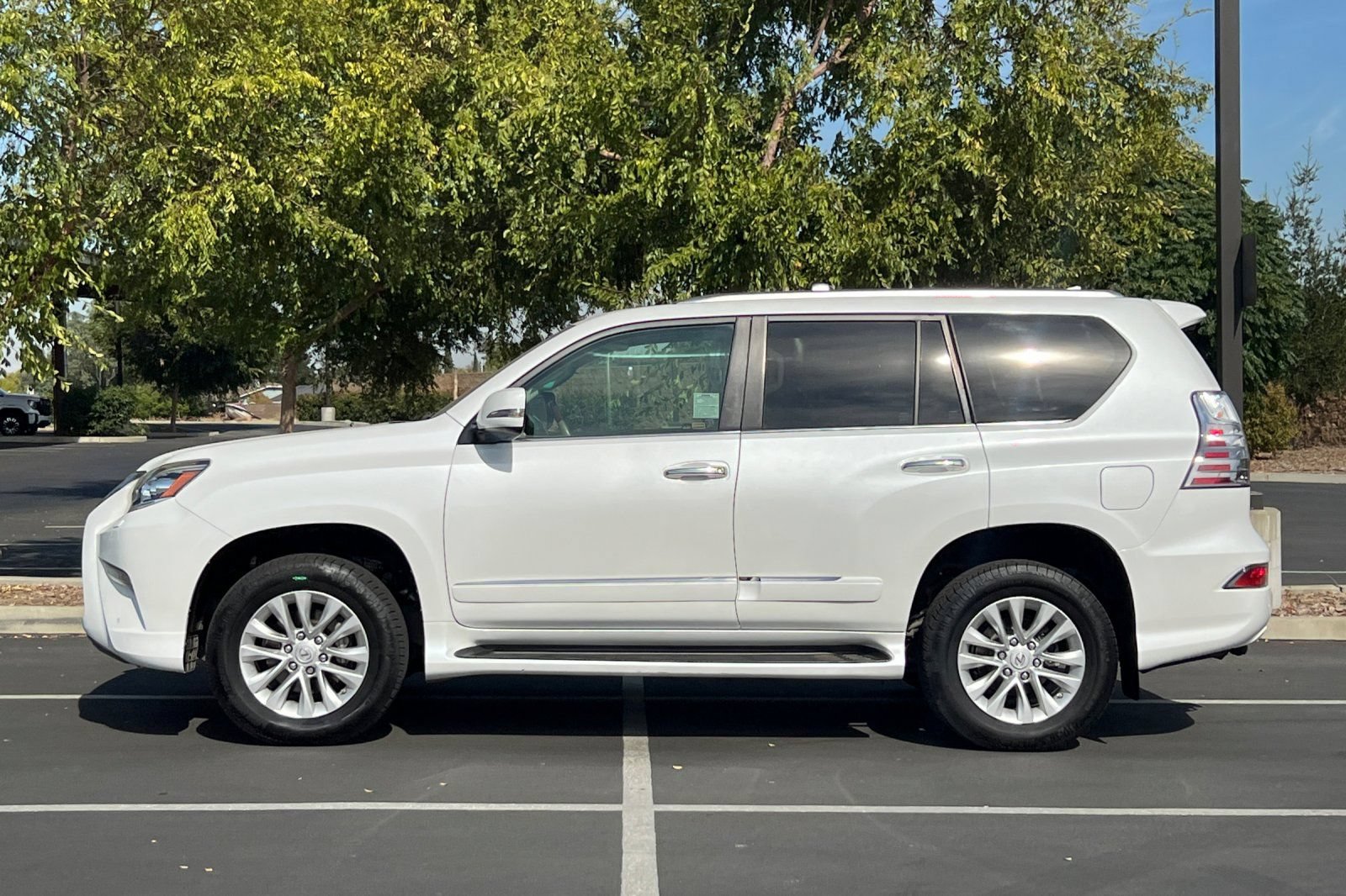 Used 2016 Lexus GX 460 w/ Premium Package AWD/4WD image 14