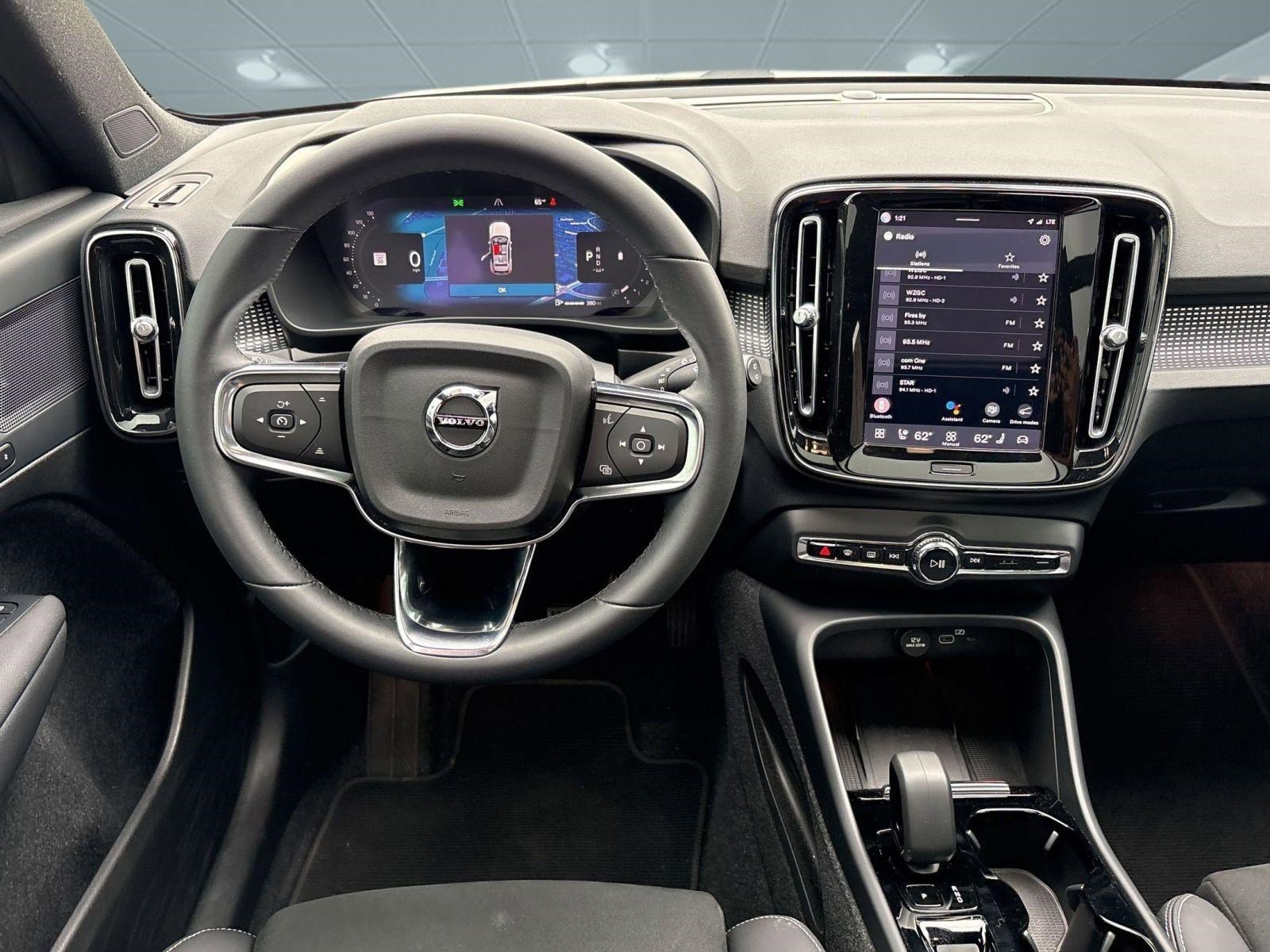 Certified 2023 Volvo XC40 B5 Plus w/ Climate Package image 27