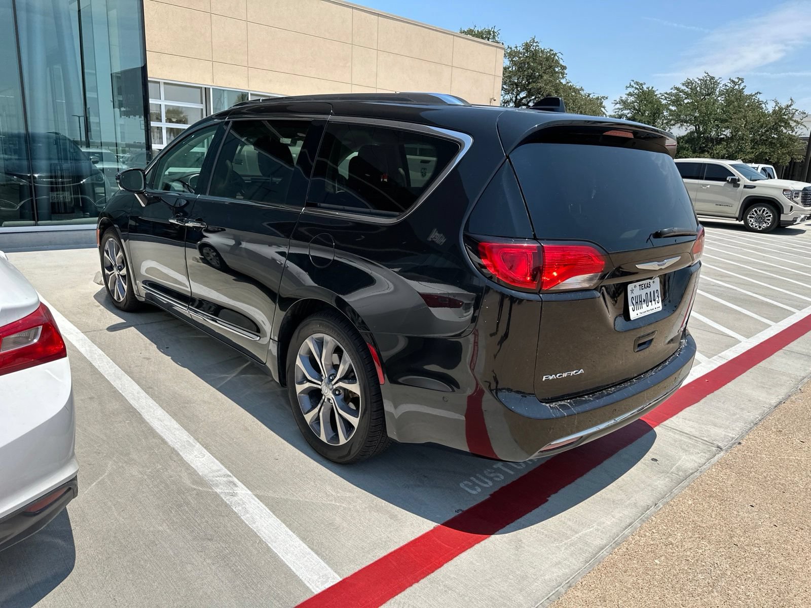 Used 2019 Chrysler Pacifica Limited w/ Advanced Safetytec Group FWD image 10