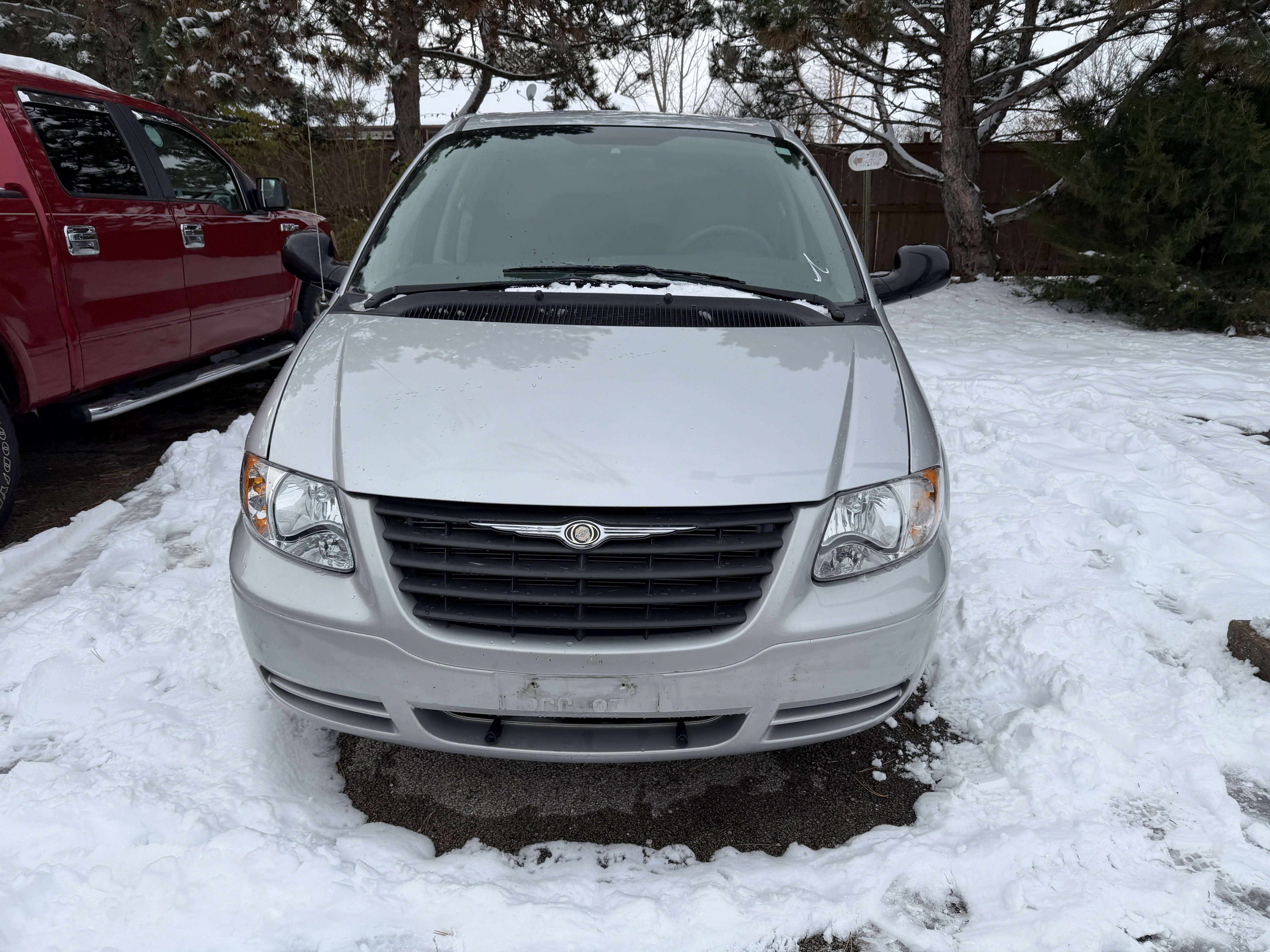 Used 2005 Chrysler Town & Country image 3
