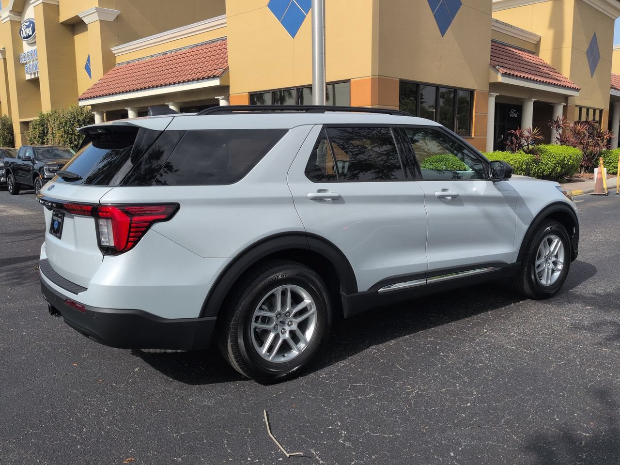 Certified 2025 Ford Explorer Active RWD image 4