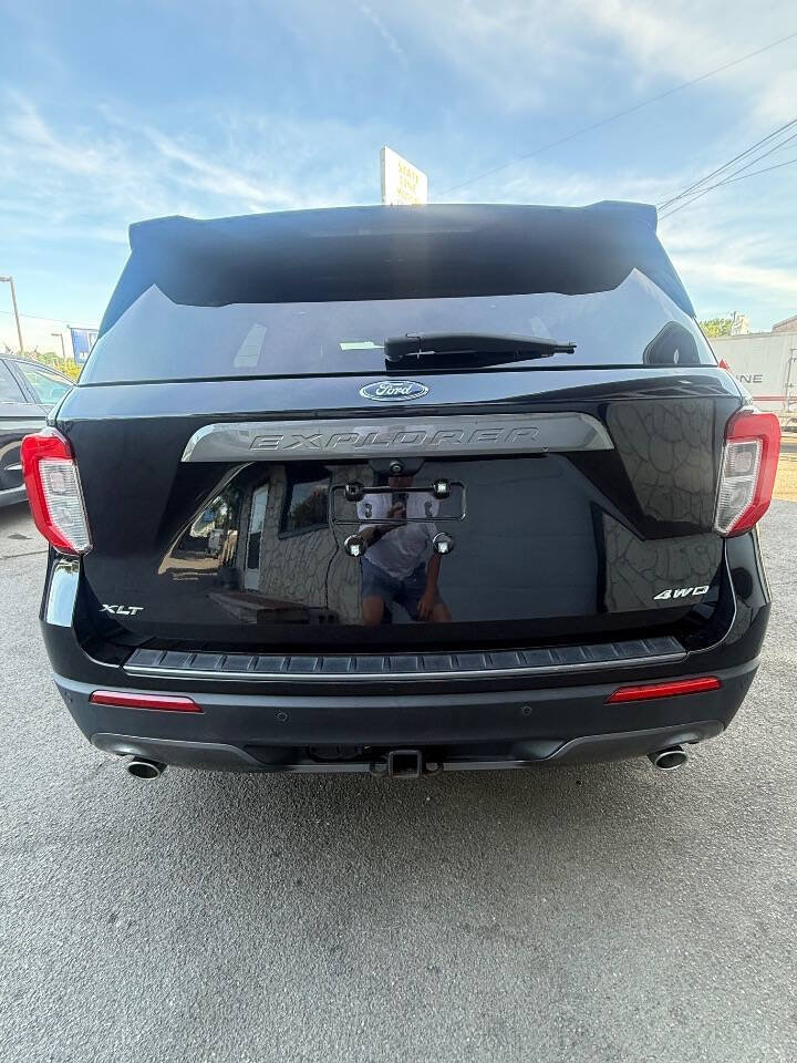 Used 2021 Ford Explorer XLT w/ Equipment Group 202A AWD/4WD image 3