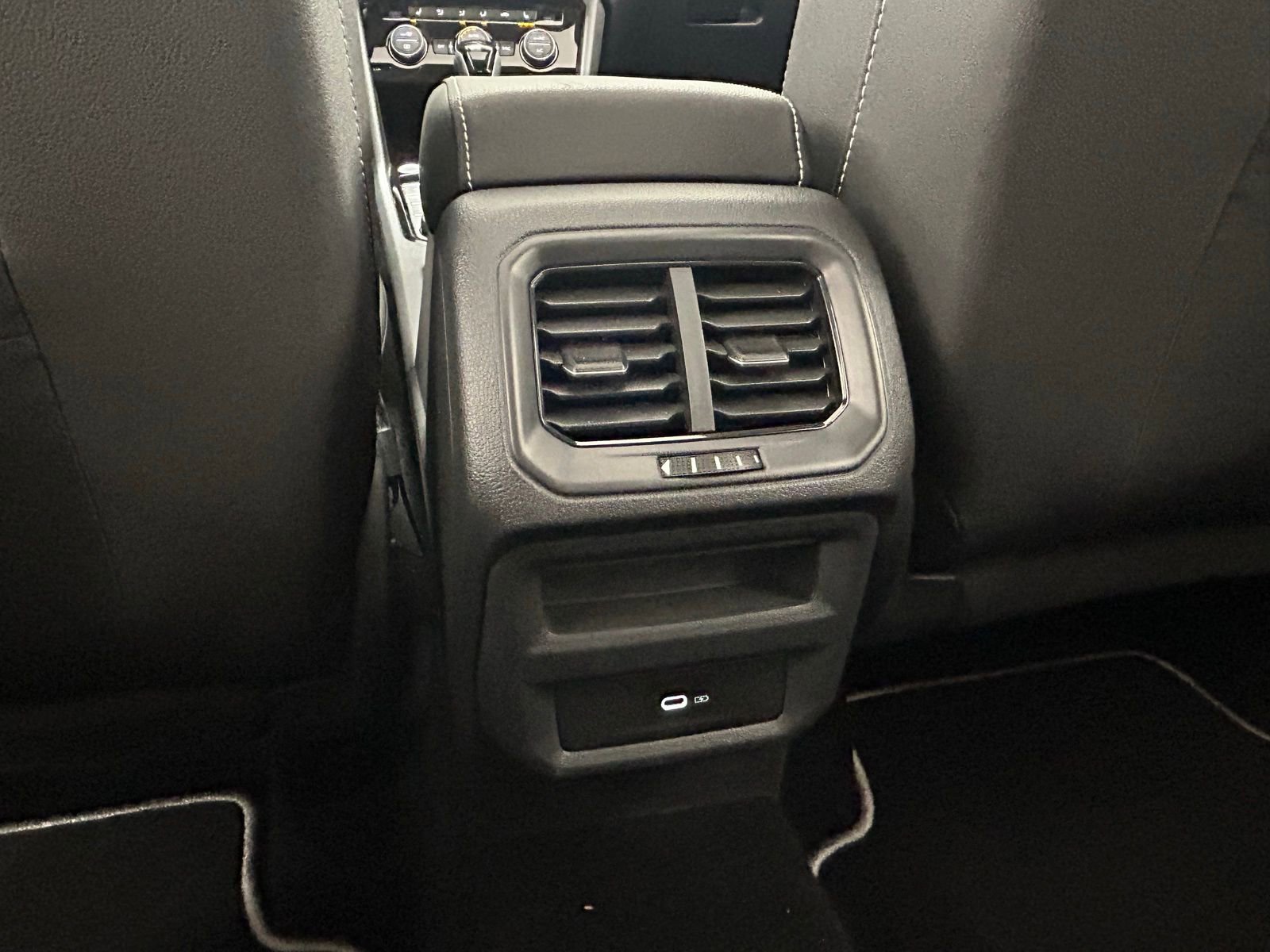 Used 2024 Volkswagen Taos SE w/ Panoramic Sunroof Package image 33