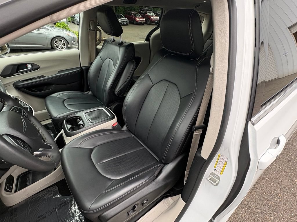 Used 2024 Chrysler Pacifica Touring-L FWD image 11