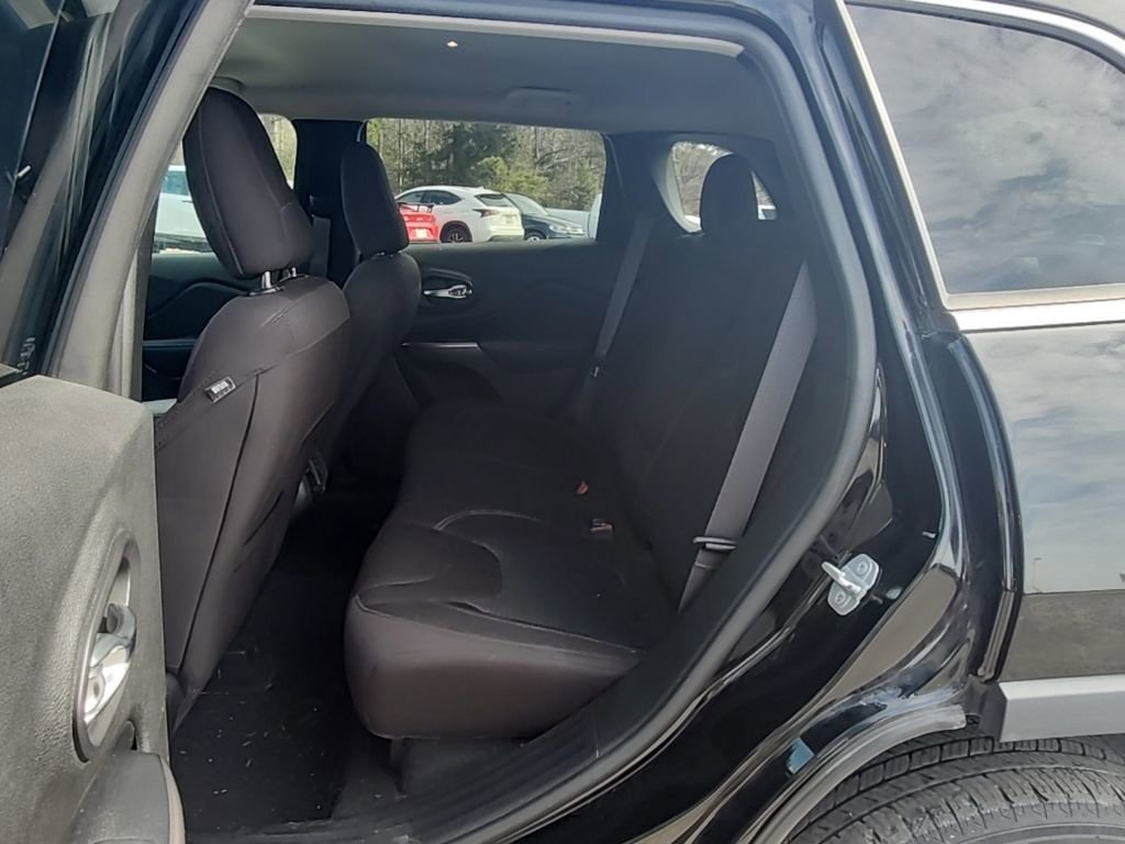 Certified 2019 Jeep Cherokee Latitude w/ Popular Appearance Group image 17