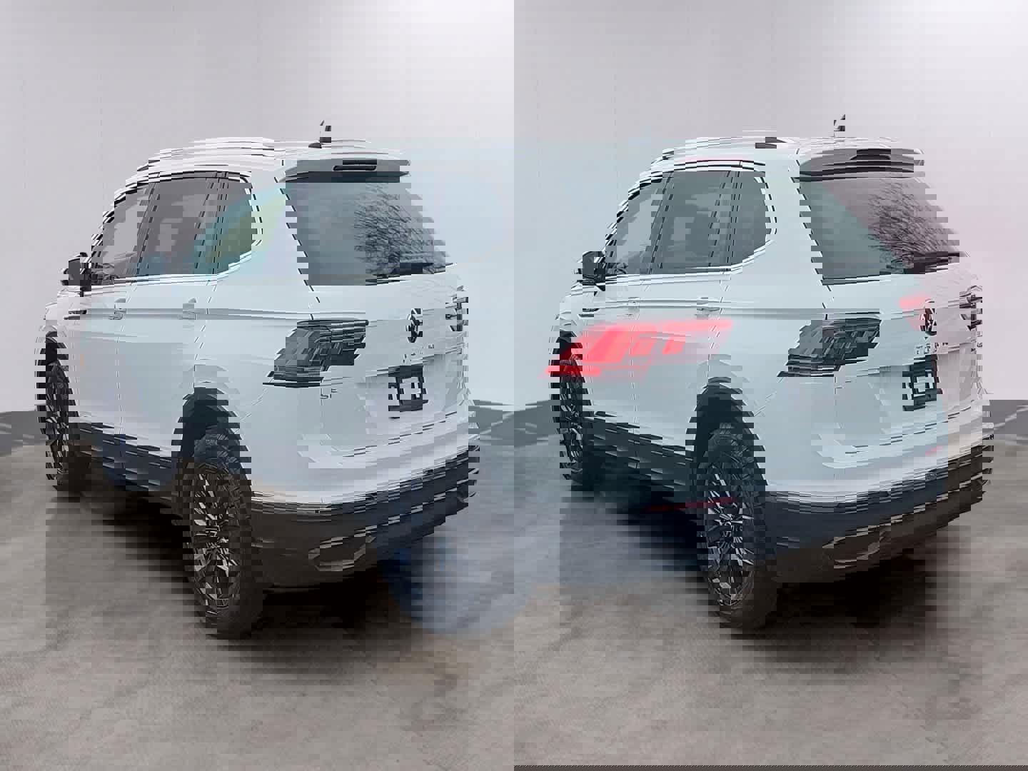 Used 2022 Volkswagen Tiguan SE w/ Panoramic Sunroof Package image 5