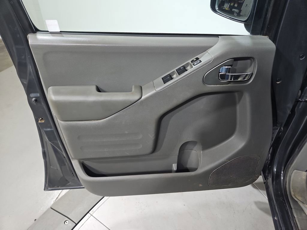 Used 2015 Nissan Frontier SV w/ SV Value Truck Package AWD/4WD image 11