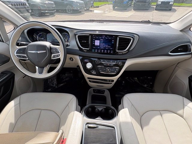 Used 2018 Chrysler Pacifica Limited w/ Advanced Safetytec Group FWD image 11