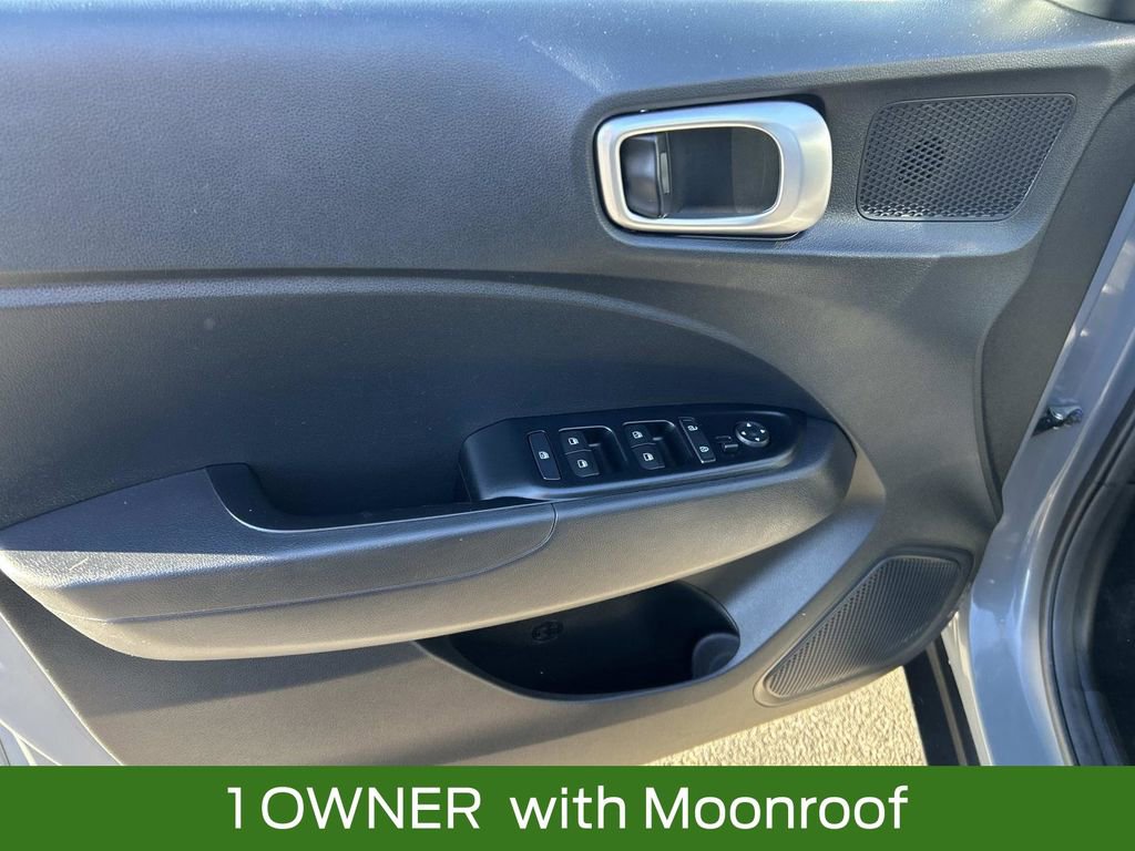 Used 2022 Hyundai Venue SEL image 17