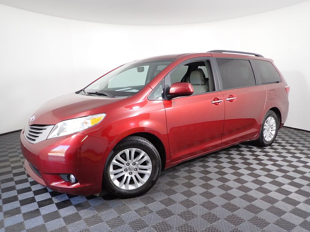 Used 2015 Toyota Sienna XLE w/ XLE Navigation Package image 13
