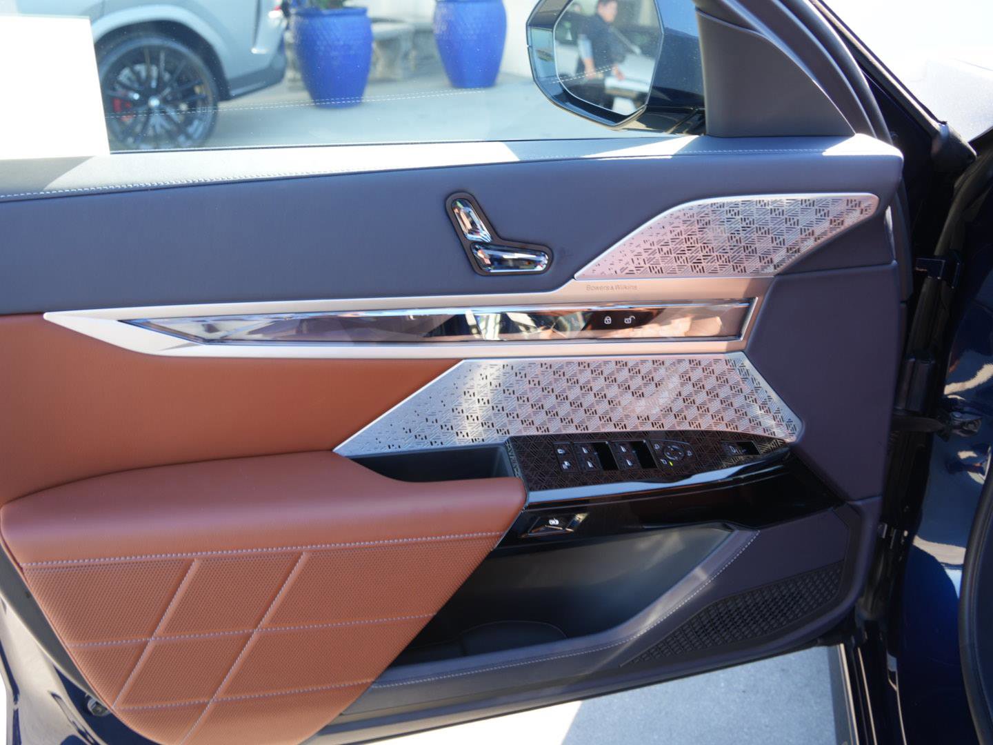 Used 2025 BMW 760i xDrive w/ Executive Package image 7