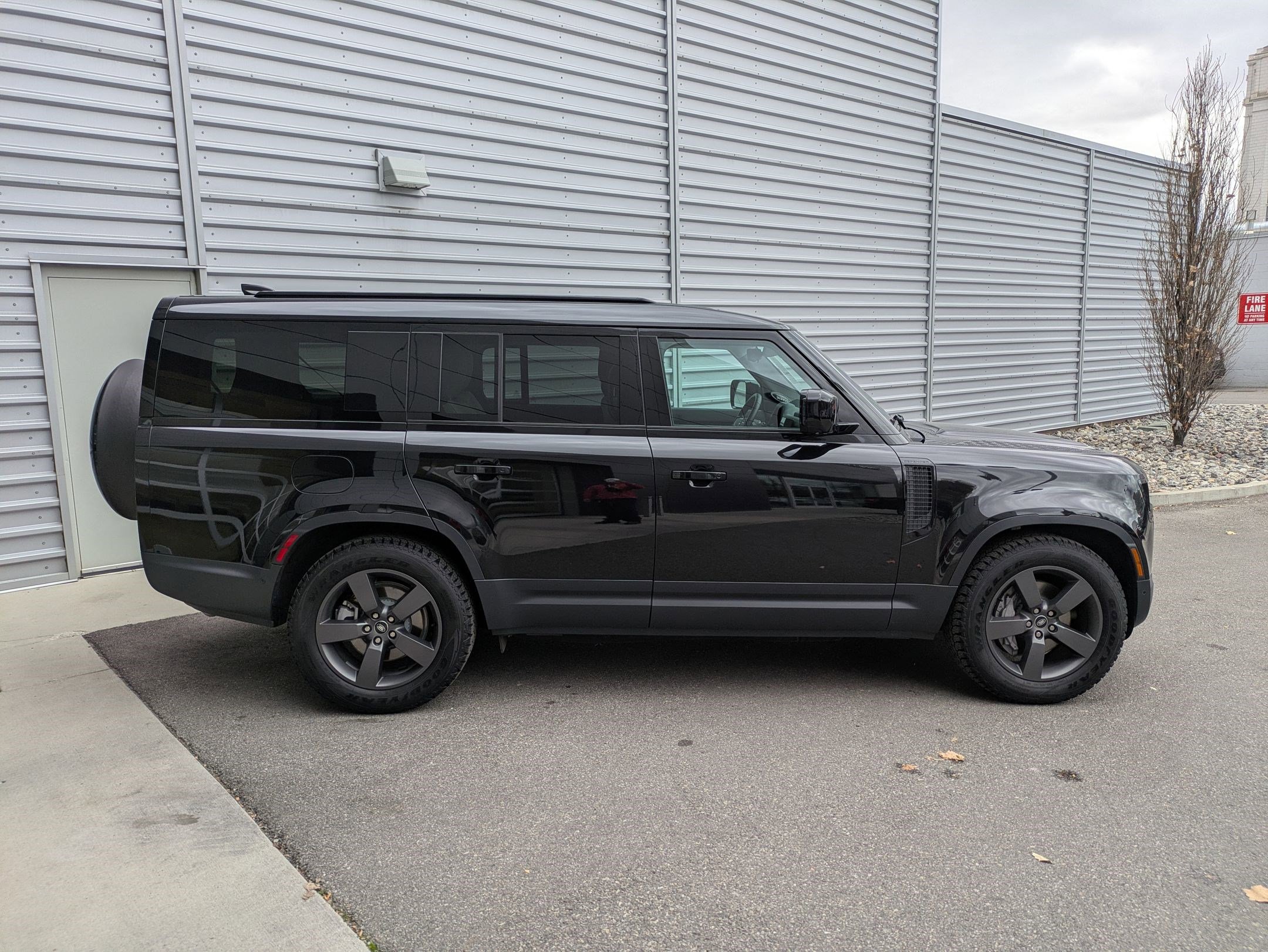 Used 2025 Land Rover Defender 130 S image 9