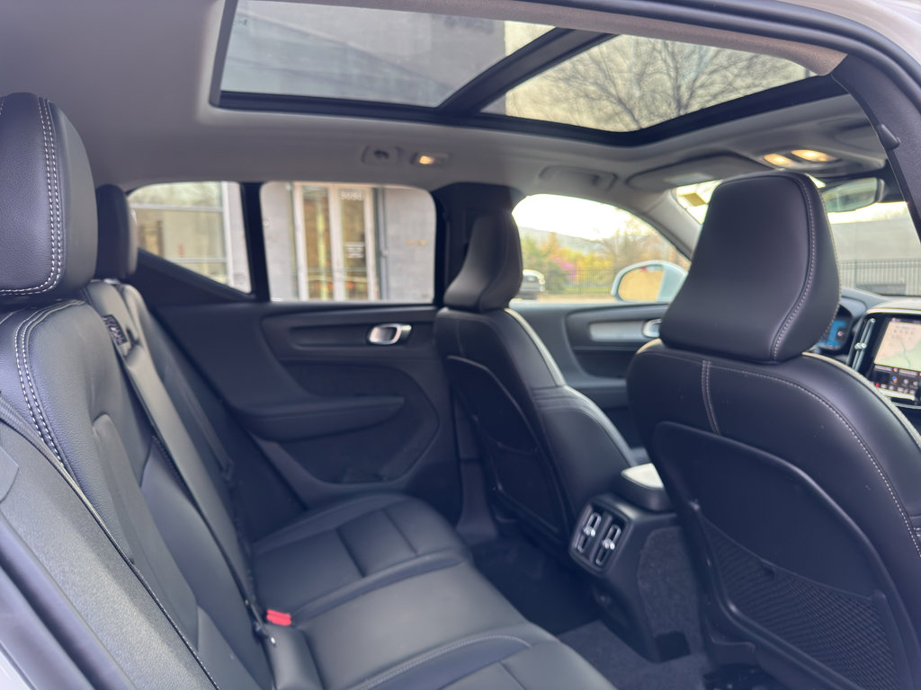 Used 2025 Volvo XC40 B5 Plus image 20