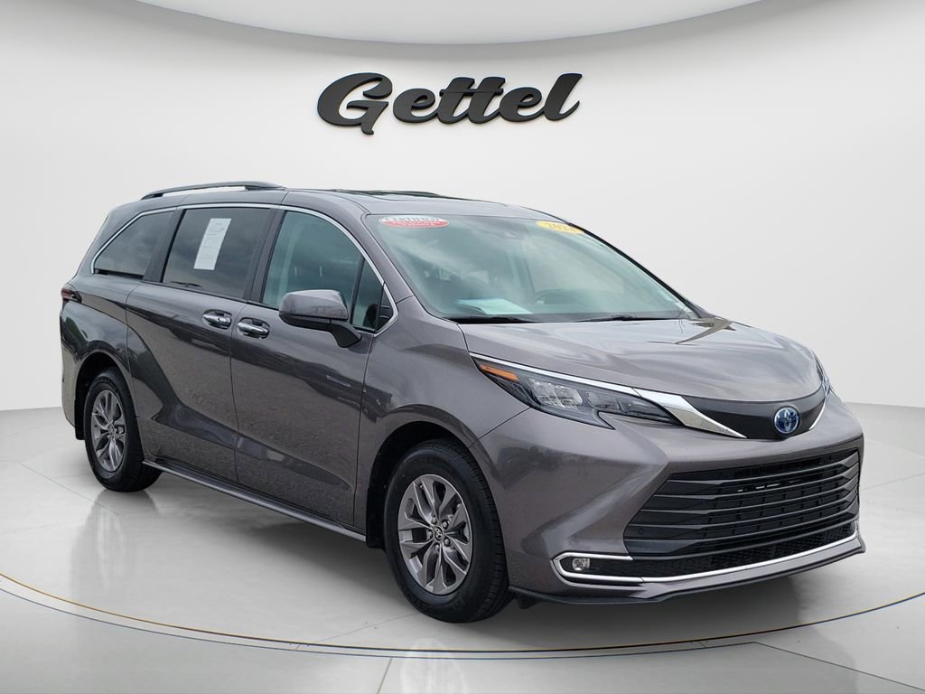 Certified 2024 Toyota Sienna XLE w/ XLE Plus Package FWD image 3
