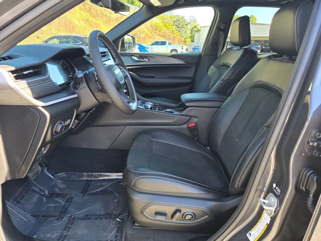 New 2025 Jeep Grand Cherokee Altitude image 4