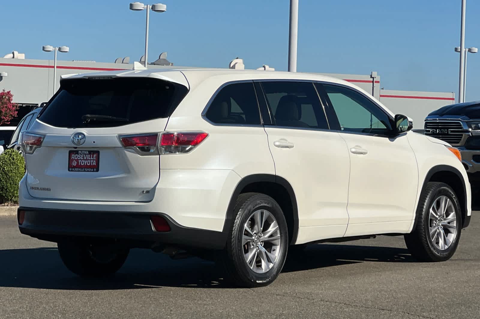 Used 2014 Toyota Highlander Plus FWD image 2
