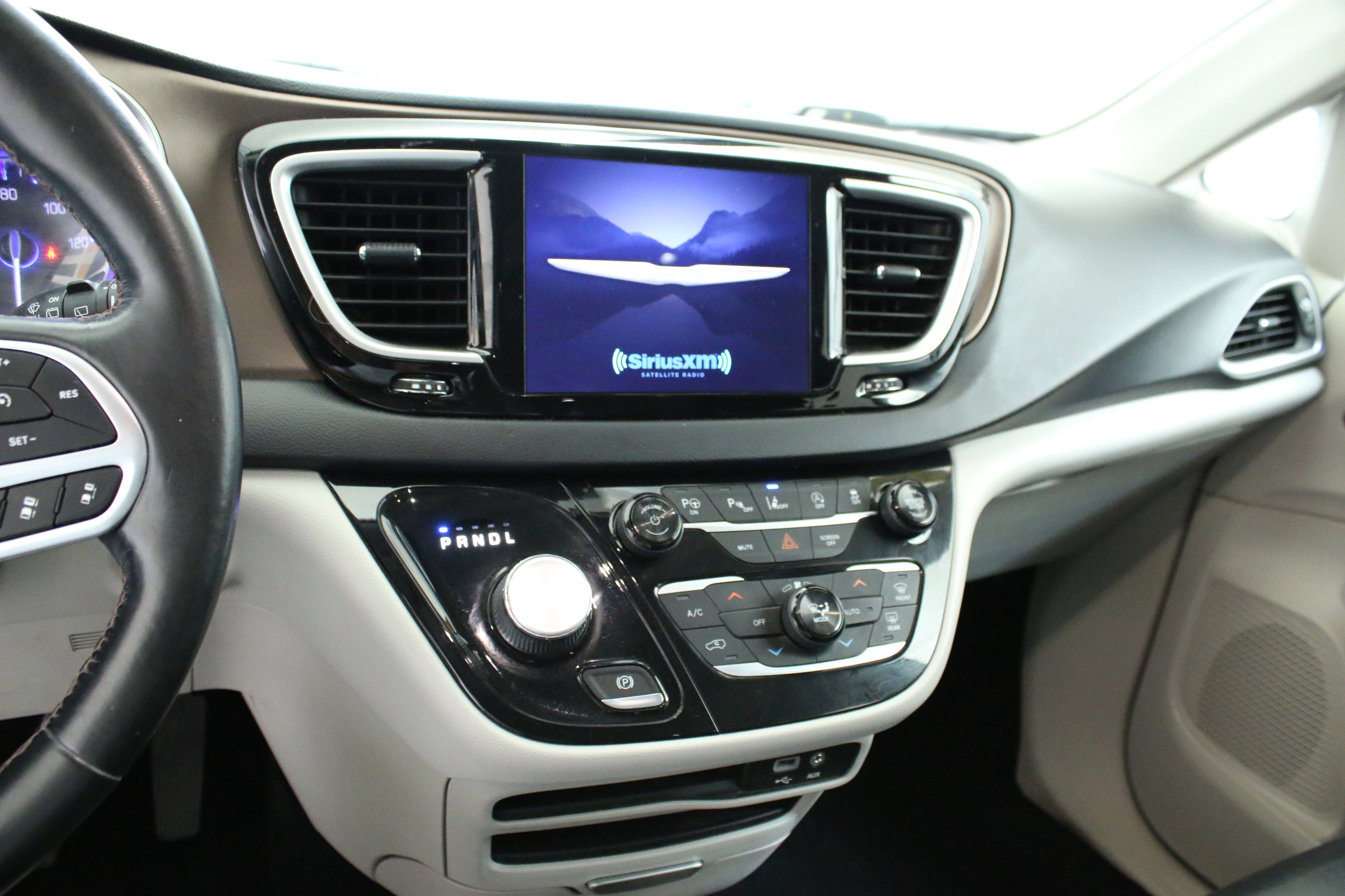 Used 2018 Chrysler Pacifica Touring-L w/ Advanced Safetytec Group FWD image 19