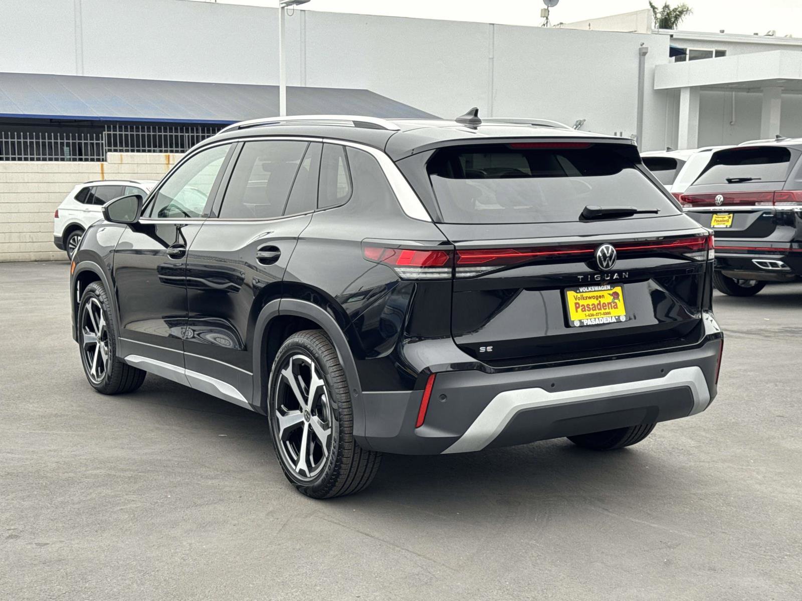 New 2026 Volkswagen Tiguan SE FWD image 3