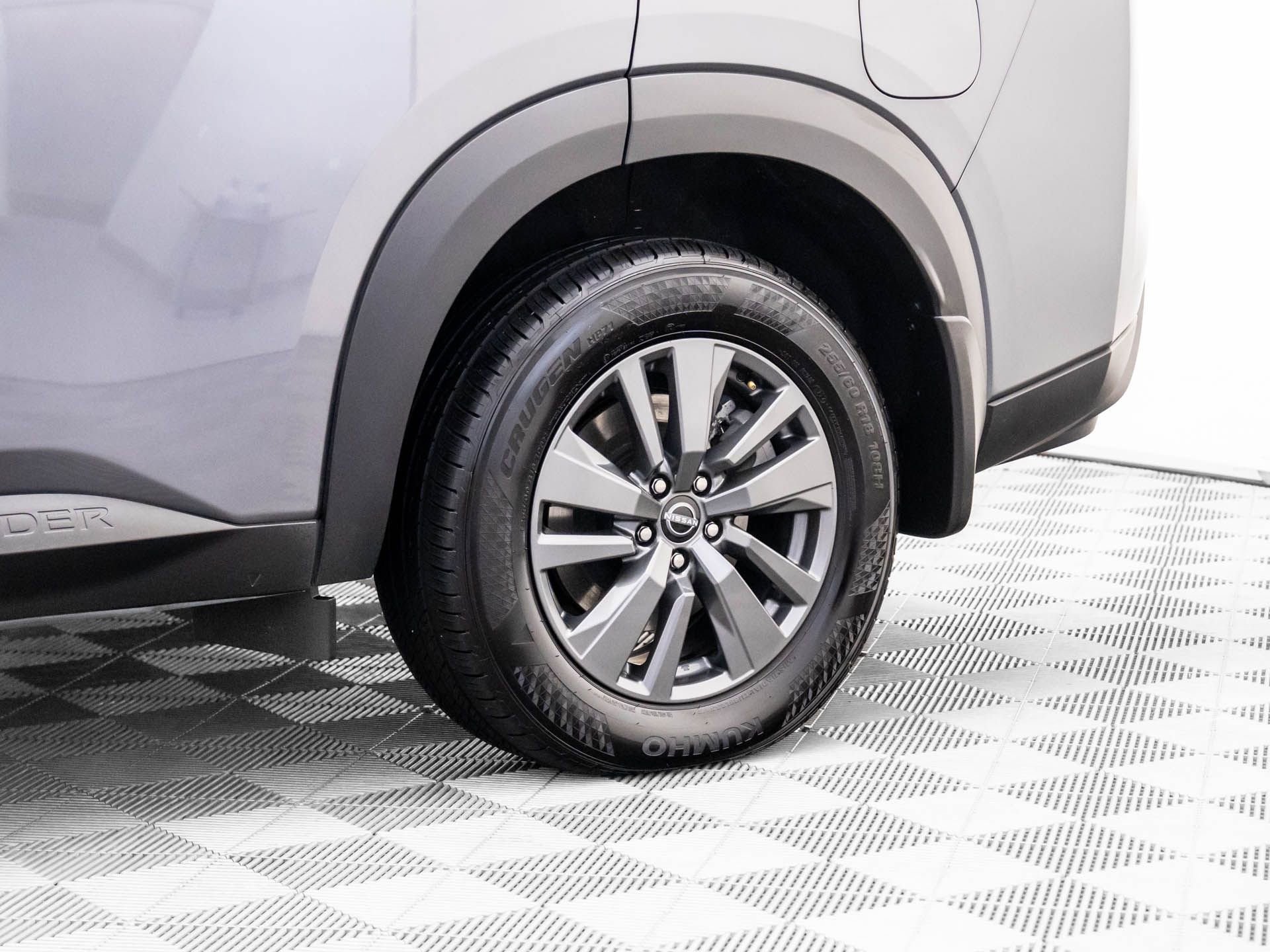 Used 2024 Nissan Pathfinder S image 32