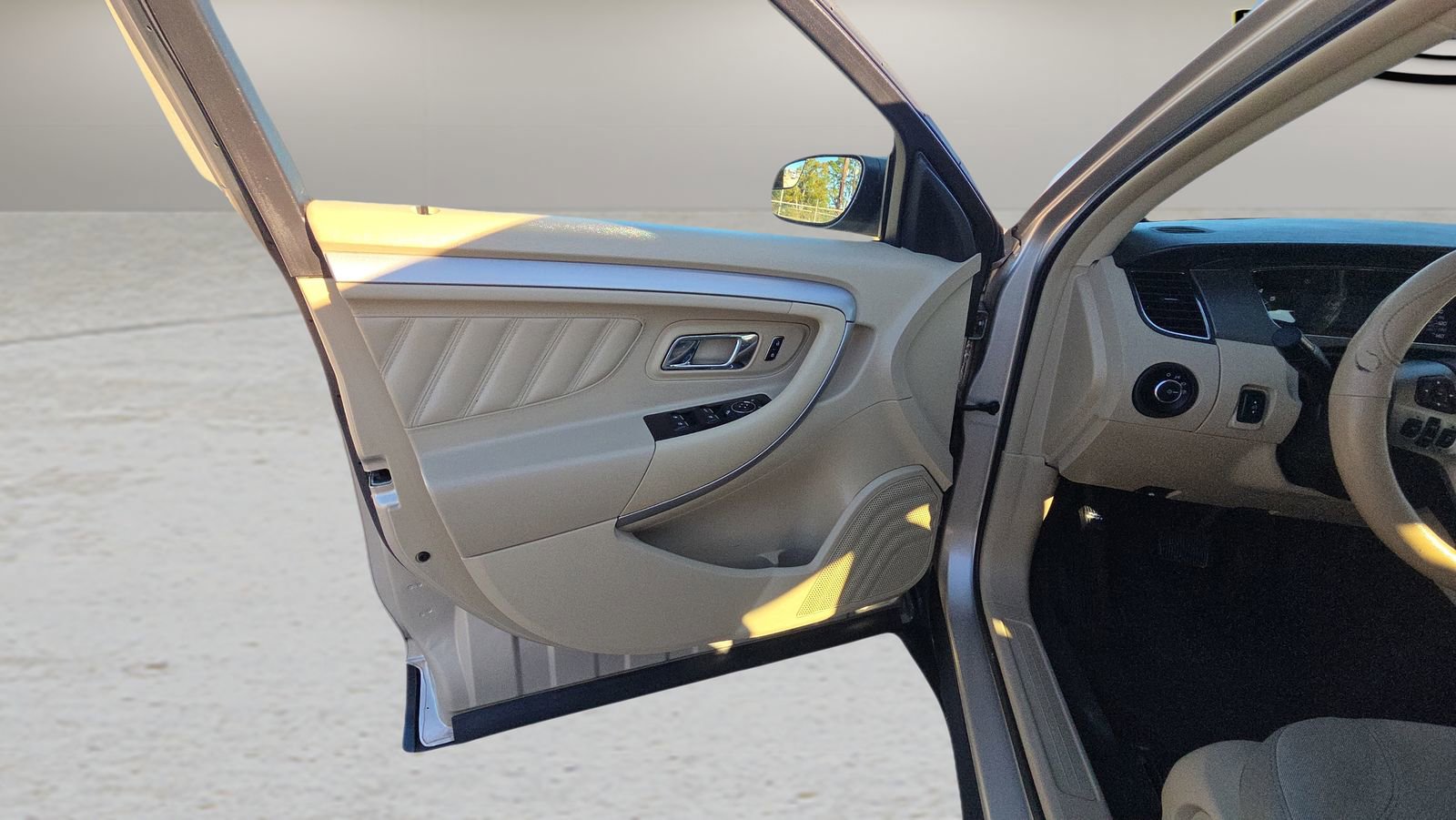 Used 2018 Ford Taurus SE FWD image 22