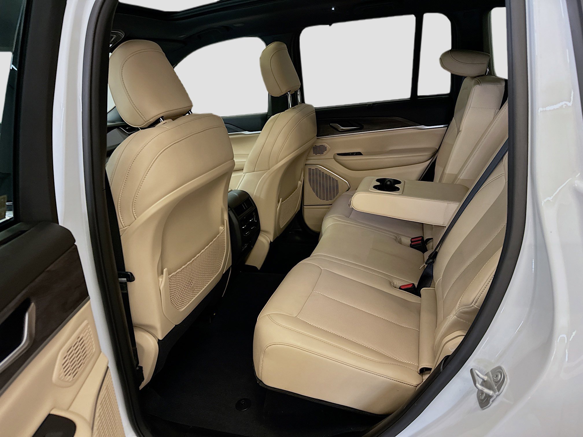 Used 2023 Jeep Grand Cherokee 4WD 4xe w/ Luxury Tech Group II image 30