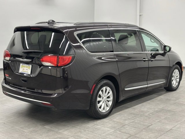 Used 2017 Chrysler Pacifica Touring-L image 2
